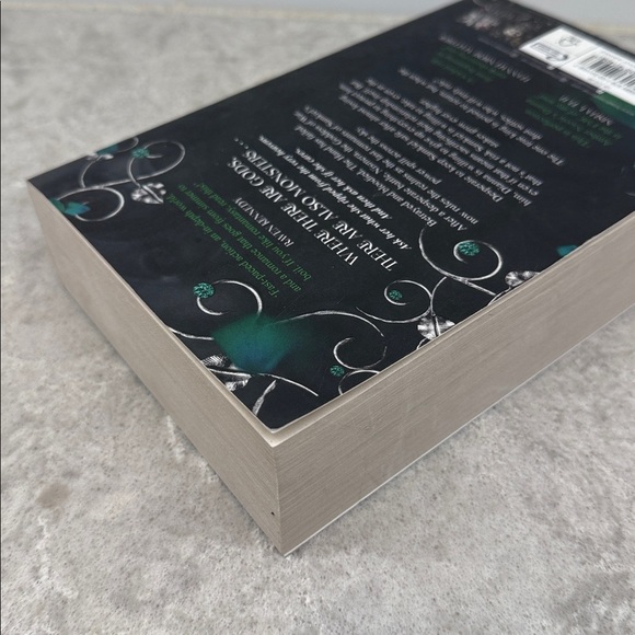 The Dawn of the Cursed Queen Book, paperback brand new - Picture 5 of 6